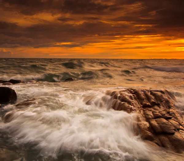Zonsondergang over zee-rotsen — Stockfoto