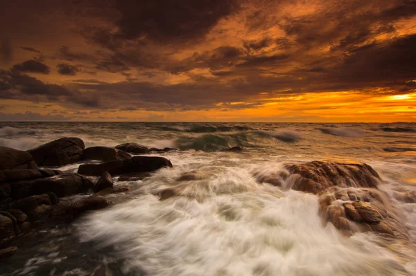 Solnedgång över havet klippor — Stockfoto