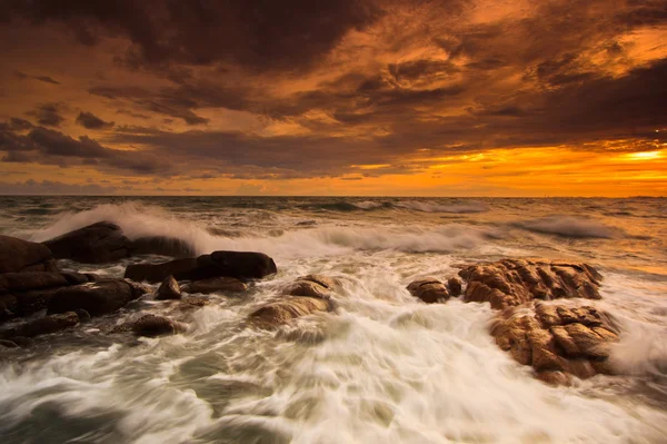 Pôr do sol sobre rochas marinhas — Fotografia de Stock