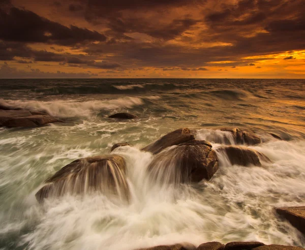 Pôr do sol sobre rochas marinhas — Fotografia de Stock