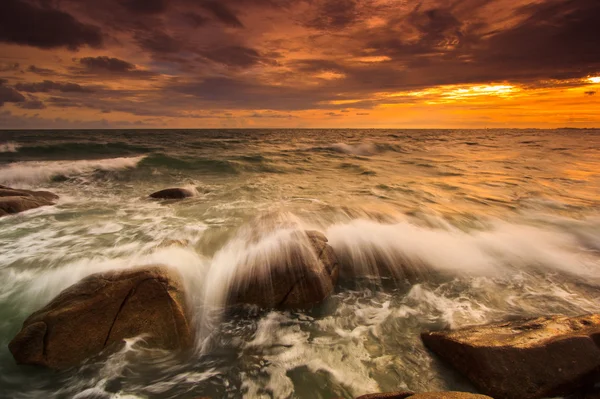 Zonsondergang over zee-rotsen — Stockfoto