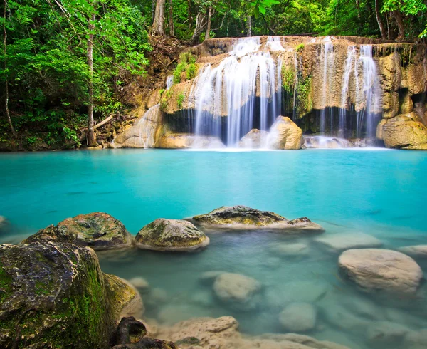 Erstaunlicher Wasserfall — Stockfoto