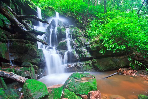 Schöner Wasserfall — Stockfoto