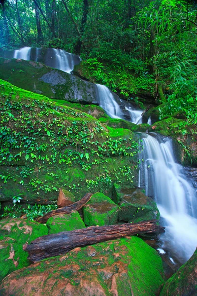 Schöner Wasserfall — Stockfoto