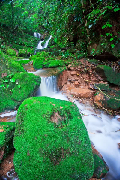 Schöner Wasserfall — Stockfoto