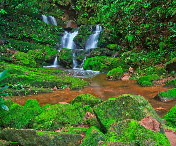 Schöner Wasserfall — Stockfoto