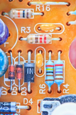 direnç elektronik bileşenler bir anakart monte edilmiş.