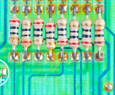 direnç elektronik bileşenler bir anakart monte edilmiş.