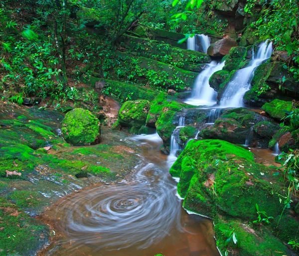 Schöner Wasserfall — Stockfoto