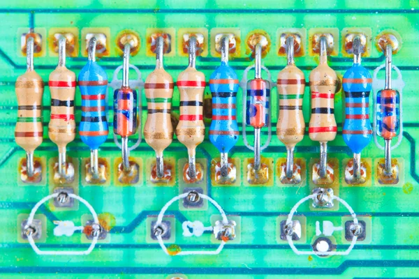 Componentes electrónicos de resistencia montados en una placa base — Foto de Stock