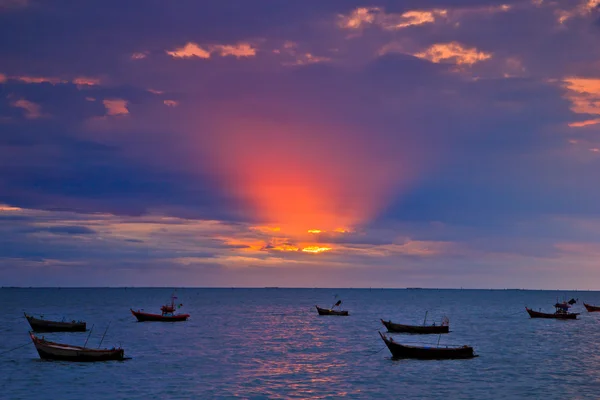 Bateaux thaïlandais à la plage du coucher du soleil — Photo