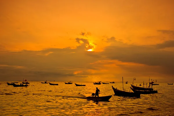 Kapal Thailand saat matahari terbenam di pantai — Stok Foto
