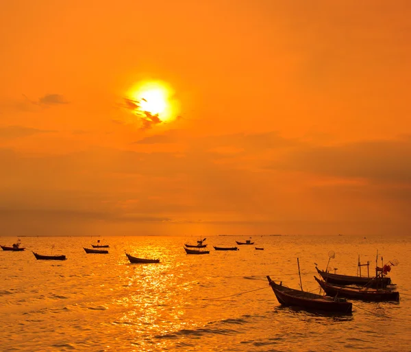 Bateaux thaïlandais à la plage du coucher du soleil — Photo