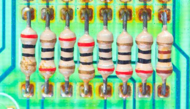 direnç elektronik bileşenler bir anakart monte edilmiş.