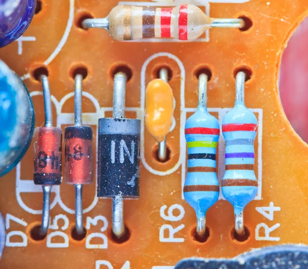 Componentes eletrônicos de resistência montados em uma placa-mãe — Fotografia de Stock