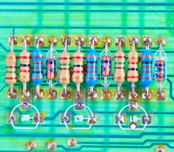 Direnç elektronik bileşenler bir anakart monte edilmiş. — Stok fotoğraf