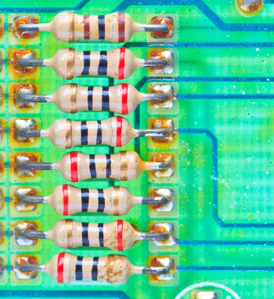 Composants électroniques résistants montés sur une carte mère — Photo