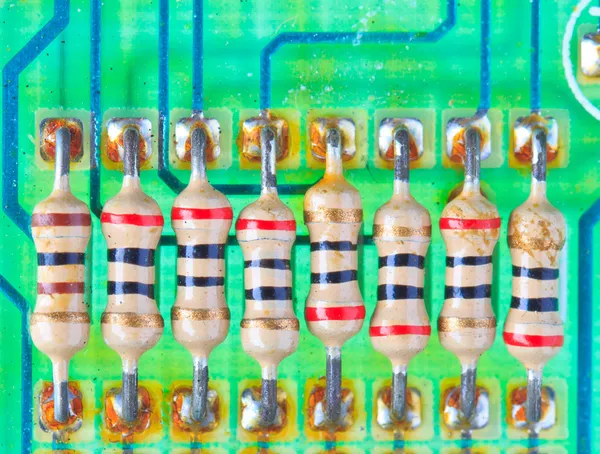 Componenti elettronici resistenti montati su una scheda madre — Foto Stock