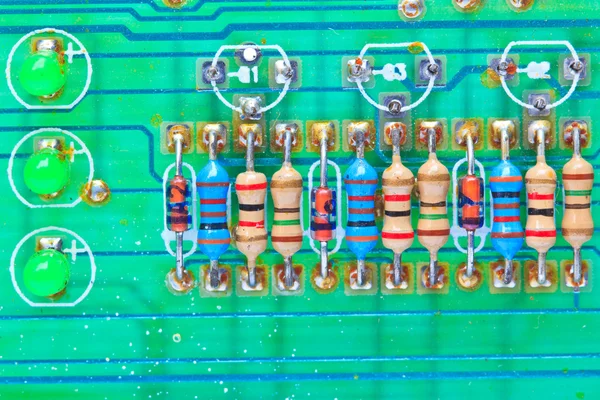 Componentes electrónicos de resistencia montados en una placa base — Foto de Stock