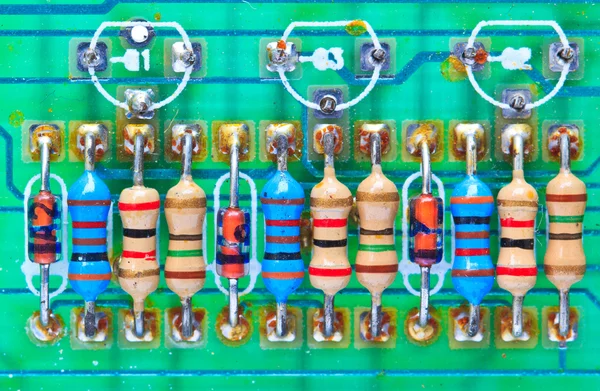 Componentes electrónicos de resistencia montados en una placa base — Foto de Stock