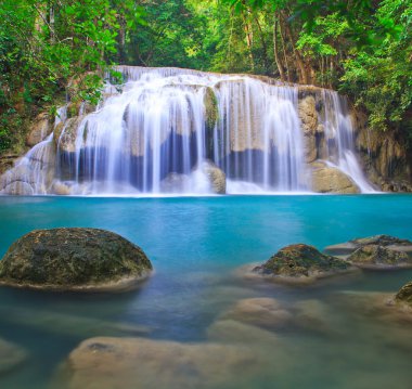 Orman şelale ve mavi akım