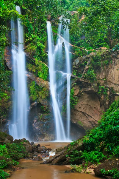 Cachoeira na floresta — Fotografia de Stock