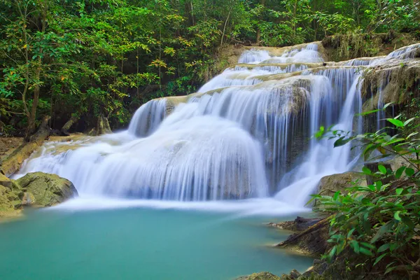 Vodopád a blue stream v lese — Stock fotografie