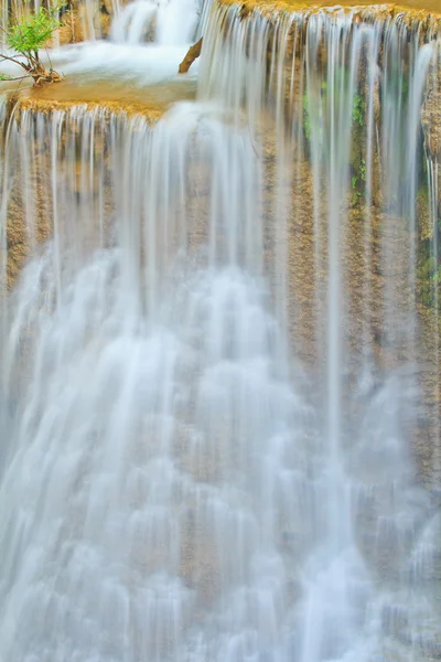 Wasserfall und blauer Bach im Wald — Stockfoto
