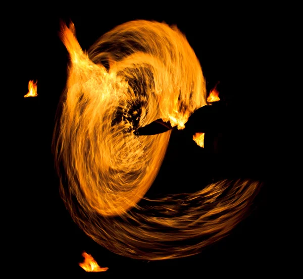 Desempenho noturno trilhas flamejantes — Fotografia de Stock