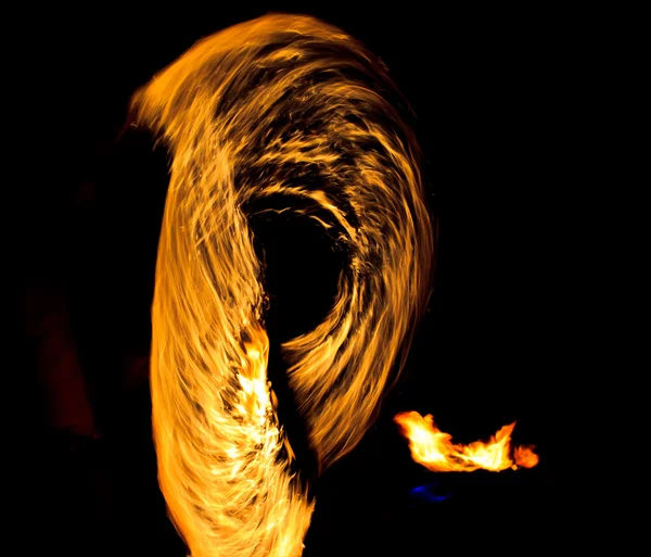 Rendimiento nocturno senderos llameantes —  Fotos de Stock