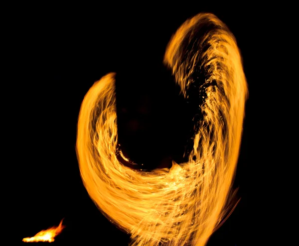 Desempenho noturno trilhas flamejantes — Fotografia de Stock