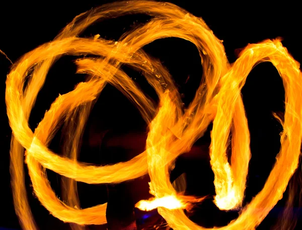 Пламенные тропы ночных представлений — стоковое фото