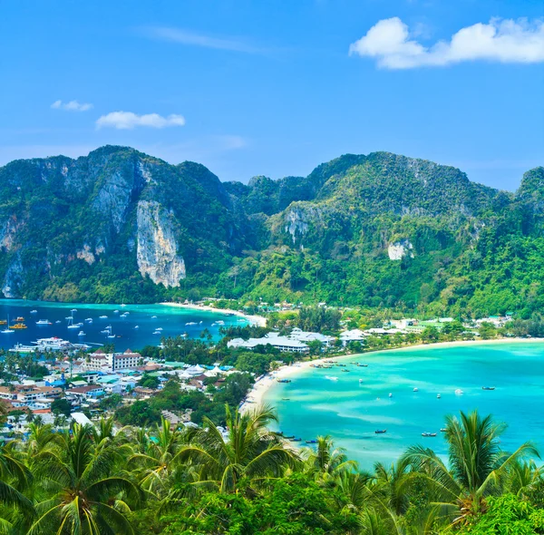 Blick auf tropische Insel mit Resorts — Stockfoto