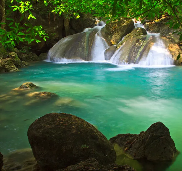 Vodopád a blue stream v lese — Stock fotografie