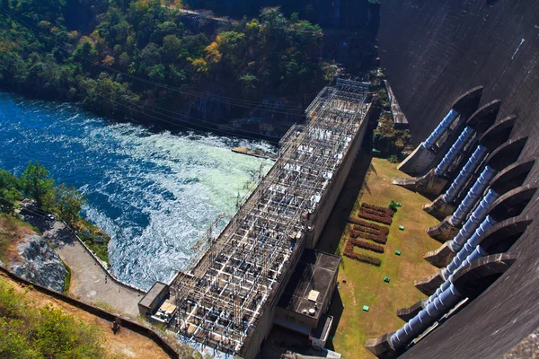 De elektriciteitscentrale op de dam in thailand. — Stockfoto