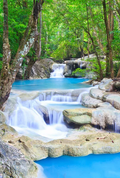 Vodopád a blue stream v lese — Stock fotografie