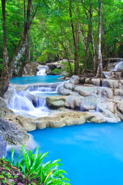 Cascata e ruscello blu nella foresta — Foto Stock