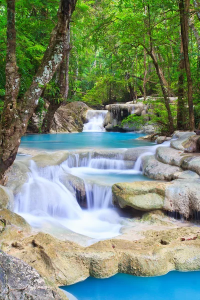 Vízesés és a blue stream az erdő — Stock Fotó