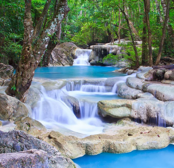 Vodopád a blue stream v lese — Stock fotografie