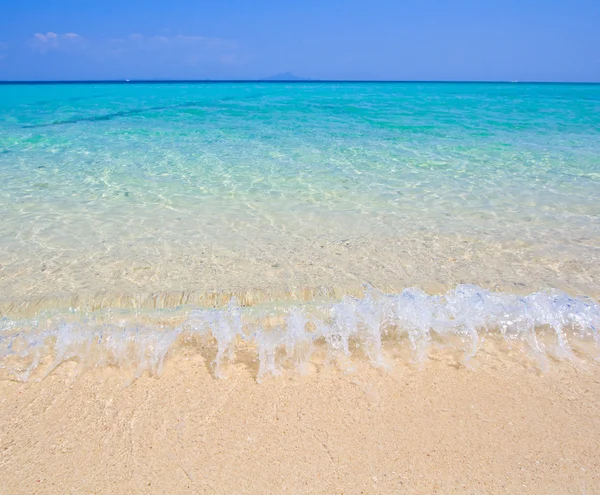 Пляж и тропический морской песок — стоковое фото