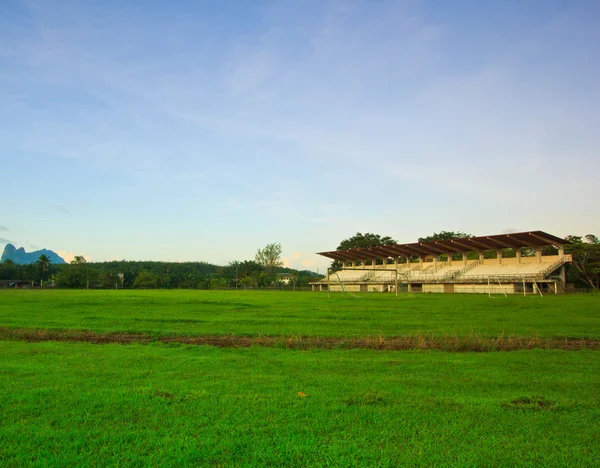 Stadion piłkarski rano — Zdjęcie stockowe