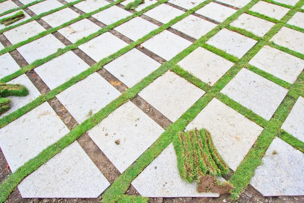 Cihla s pěstěném trávníku — Stock fotografie