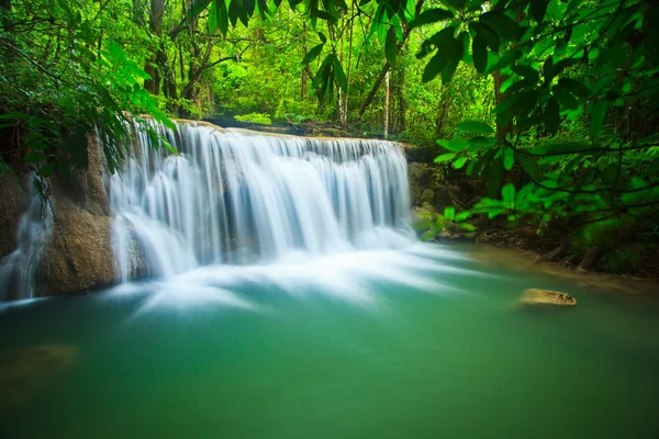 Waterval in het bos — Stockfoto