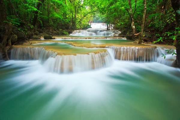 Waterval in het bos — Stockfoto