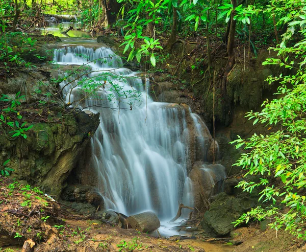 Waterval in het bos — Stockfoto