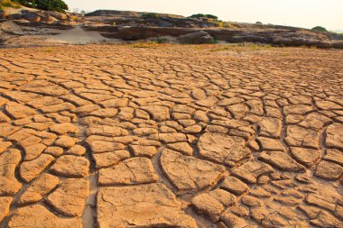 toprak zemin kırık