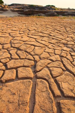 toprak zemin kırık