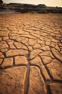 toprak zemin kırık