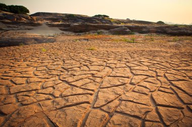toprak zemin kırık