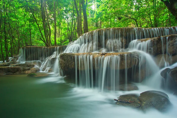 Waterval in het bos — Stockfoto